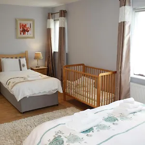 Town Centre Location -Free Private Parking -Luxury 4 Bedroom House All En-Suite With Power Showers -Full Kitchen, 2 Living Rooms - Great Location - Shops And Restaurants 3-Minute Walk -Fast Wi-Fi -Sleeps 9 Guests Holiday home